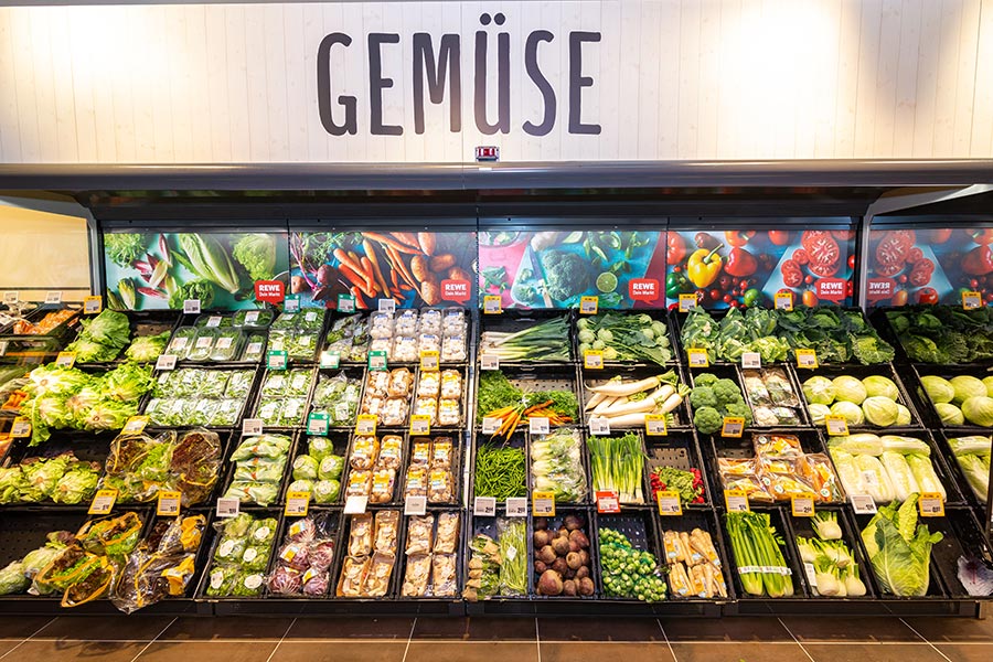 Obst und Gemüse im Supermarkt in Arnstein